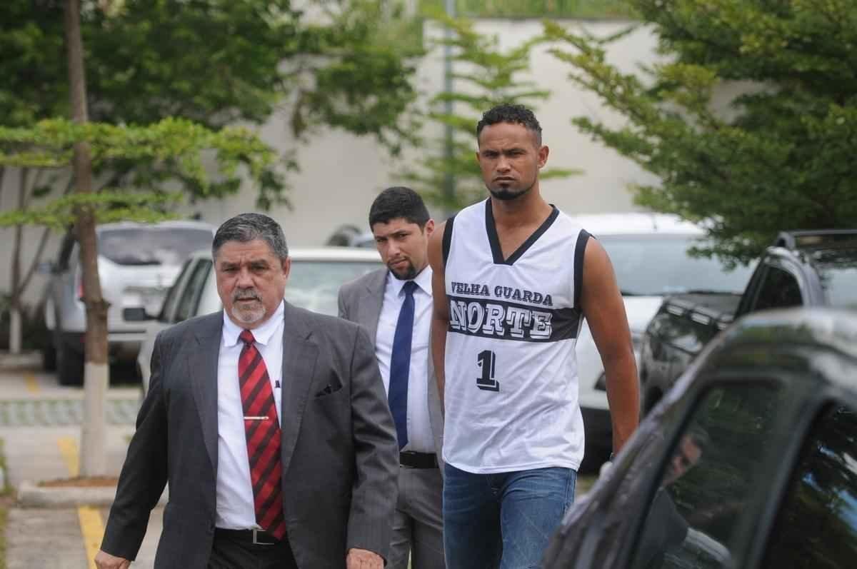 Vestido com camiseta da Galoucura Zona Norte, goleiro esteve nesta quinta-feira no Frum de Santa Luzia, na Regio Metropolitana de Belo Horizonte, para apresentar as garantias de sua liberdade