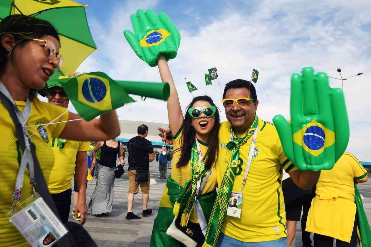 Brasileiros e suos nas ruas de Rostov do Don a caminho do estdio, onde selees estreiam na Copa