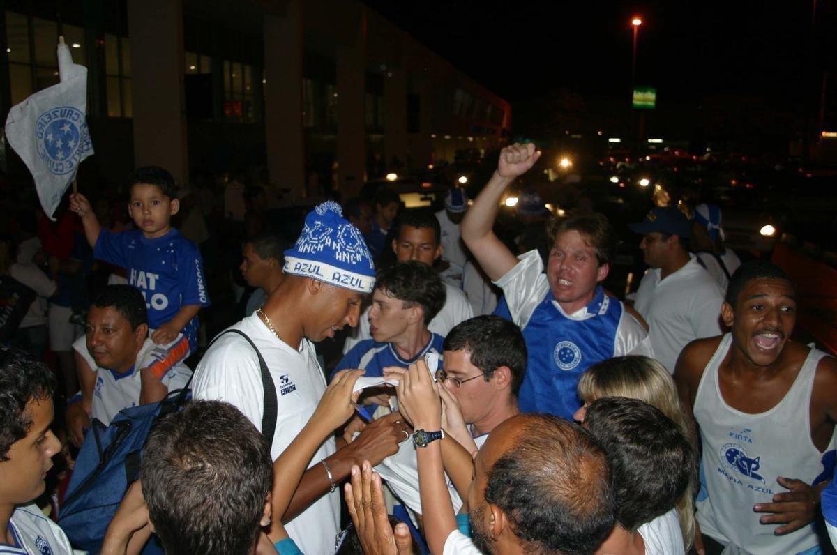 O primeiro passo do Cruzeiro em 2003 para alcanar a histrica Trplice Coroa foi dado em 16 de maro, com a conquista do Campeonato Mineiro de pontos corridos. A taa foi erguida de forma antecipada com a vitria por 4 a 0 sobre a URT, no estdio Zama Maciel, em Patos de Minas, pela 11 rodada. Deivid, Aristizbal, Alex e Maurinho marcaram os gols do triunfo. Em seguida, o elenco deu a volta olmpica, ergueu a taa diante dos cruzeirenses e desfilou em carro aberto pela cidade do interior de Minas. No retorno a BH, naquele mesmo dia, o grupo foi recebido com festa pela torcida no Aeroporto da Pampulha. O Cruzeiro foi campeo estadual invicto. O ltimo jogo foi contra o Tupi, no Mineiro.