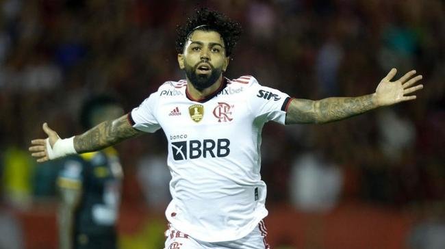 11 - Flamengo: 9V, 2E, 4D (64,4%)