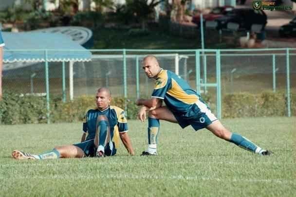 Atacante Fábio Júnior e zagueiro Cris na Toca da Raposa I em 2000