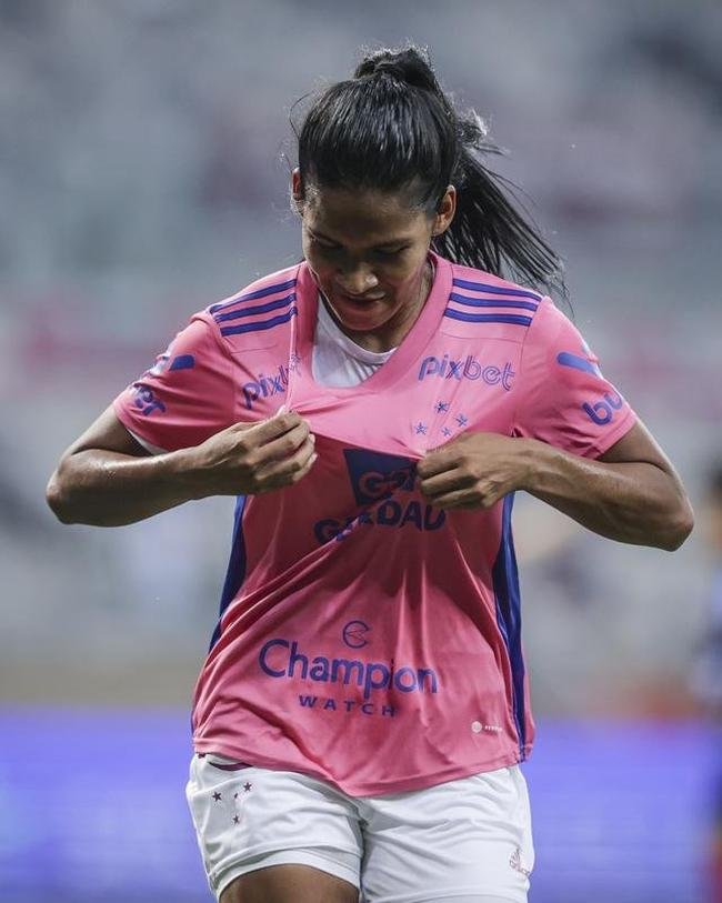Em preliminar de Cruzeiro x Ituano pela Srie B, o time feminino da Raposa, conhecido como Cabulosas, goleou o Araguari por 8 a 0 pela terceira rodada do Campeonato Mineiro Feminino. Equipe cruzeirense estreou o uniforme rosa, confeccionado pela Adidas em homenagem  campanha Outubro Rosa, de conscientizao contra o cncer de mama