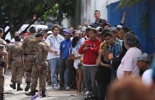 Imagens da fila de cruzeirenses por ingressos no Barro Preto