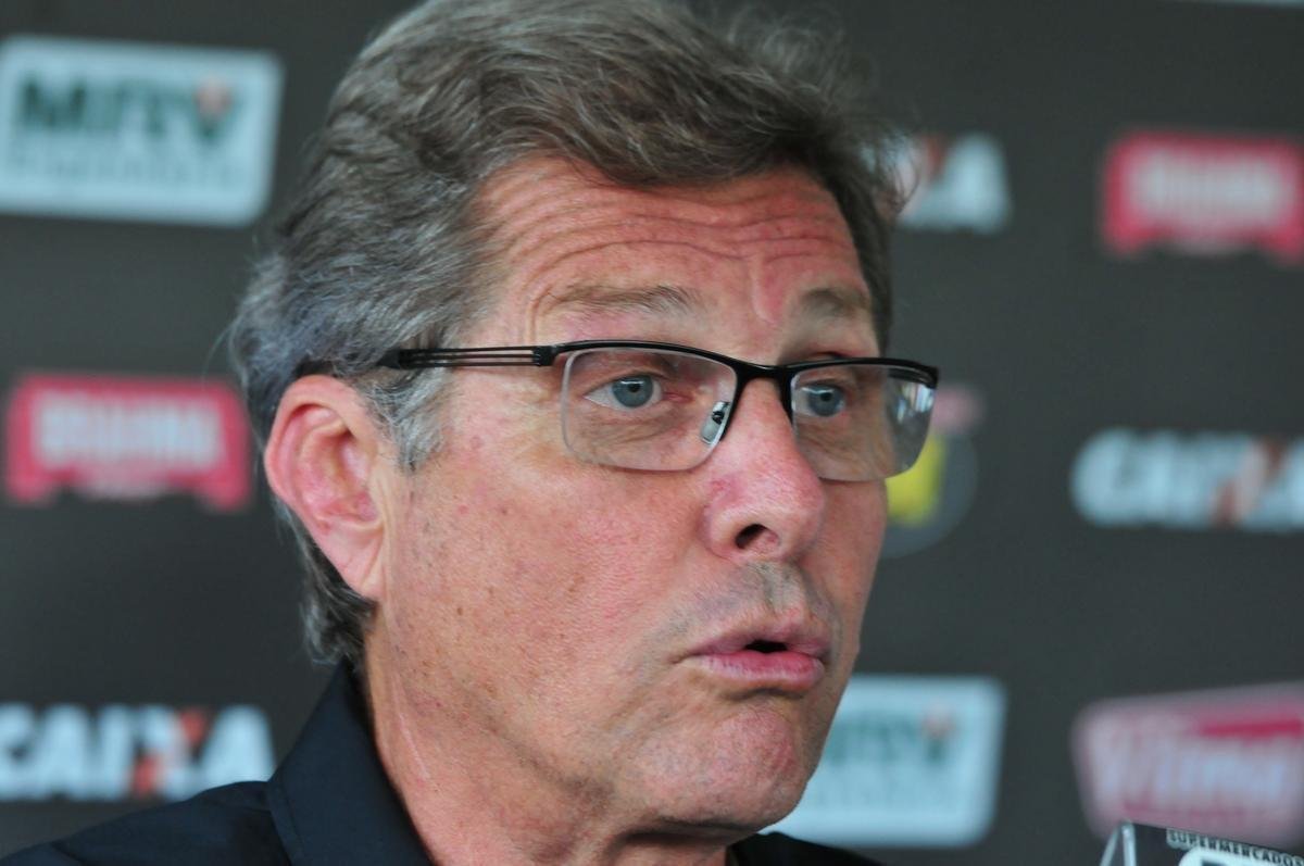 O tcnico Oswaldo de Oliveira foi apresentado na tarde desta tera-feira e, em seguida, comandou treino na Cidade do Galo