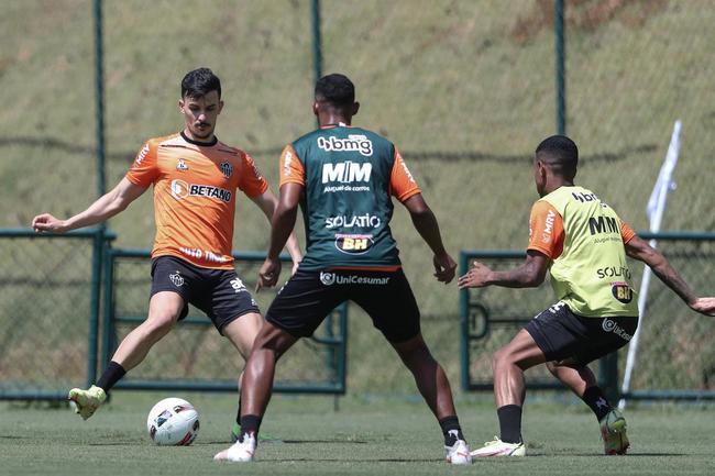 Com seriedade, mas tambm descontrao, o Atltico treinou sob sol forte na manh desta sexta-feira (21), na Cidade do Galo, em Vespasiano. Este foi o quinto dia de pr-temporada para o clube mineiro em 2022, sob o comando do tcnico argentino Antonio 'El Turco' Mohamed. Novas baixas, o volante Allan e o atacante Keno testaram positivo para COVID-19 e no participaram das atividades (ambos cumprem perodo de sete dias de isolamento social).