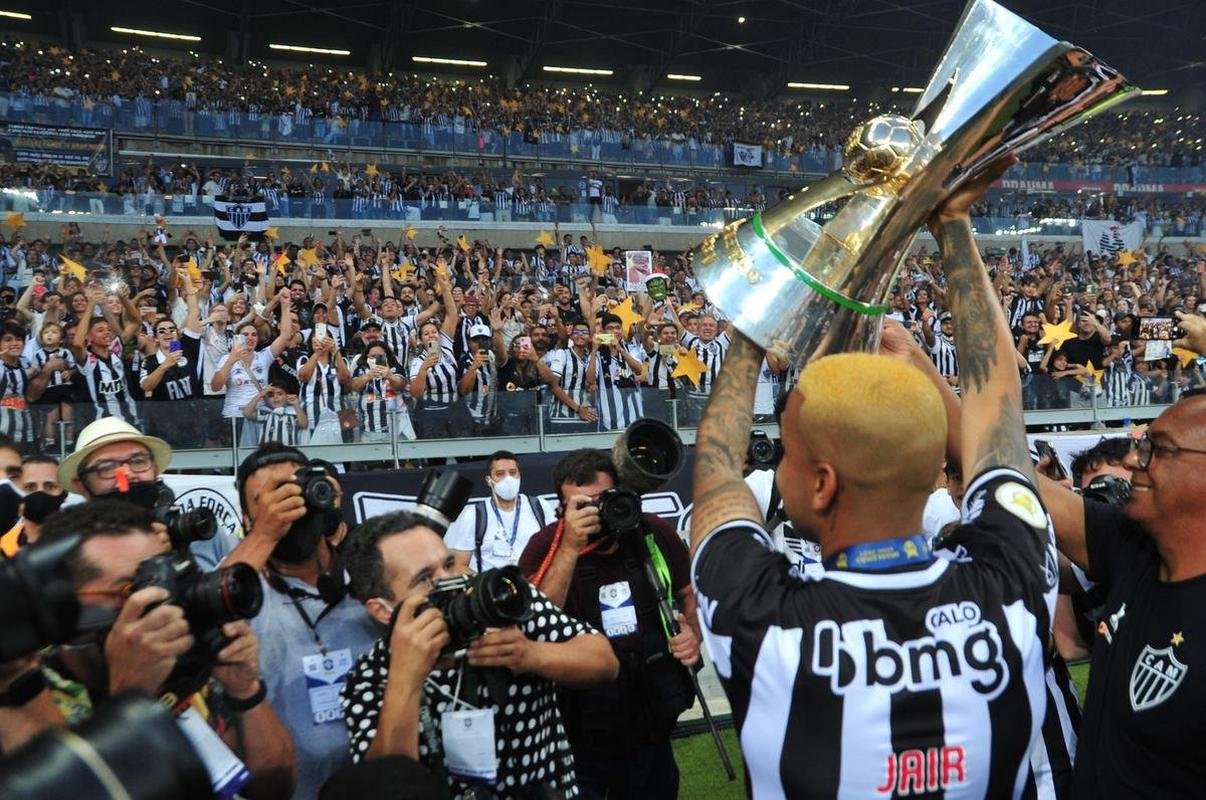 Atltico ergue a taa de campeo brasileiro e d a volta olmpica diante da torcida alvinegra, no Mineiro