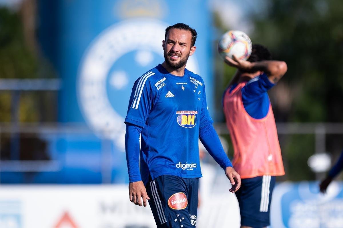 Giovanni  outra opo para Felipo. O meia ainda no estreou pelo Cruzeiro