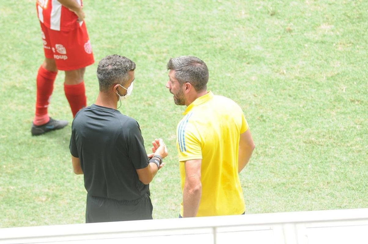 Edu empatou o jogo para o Cruzeiro diante do Villa Nova, no Independncia, pela oitava rodada do Campeonato Mineiro