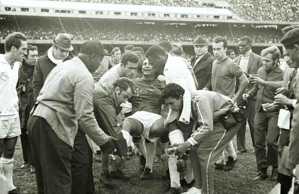 13/10/1968 - Lance da partida entre Cruzeiro e Santos, pelo Roberto, no estdio Morumbi, em So Paulo. Procpio sofre uma leso no joelho aps uma dividia de bola com Pel.