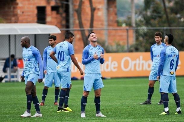 Cruzeiro treinou na tarde desta segunda-feira, na Toca da Raposa II, e embarcou para Buenos Aires horas depois. Na quarta, time enfrenta o Boca Juniors, na Bombonera, pela Copa Libertadores. O meia Arrascaeta, com dores na coxa esquerda, no viajou com a delegao. Tambm ficaram em Belo Horizonte o meia Mancuello e o atacante Sass.