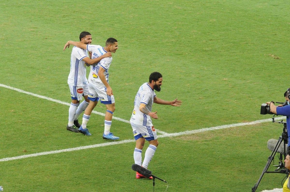 Fotos da comemorao de Arthur Caike ao marcar o segundo gol do Cruzeiro sobre a Ponte Preta