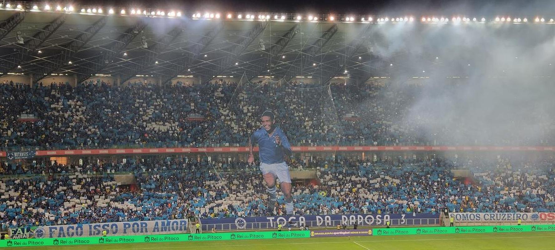 Cabuloso: torcida do Cruzeiro promove mosaico 3D com Ronaldo no Mineiro