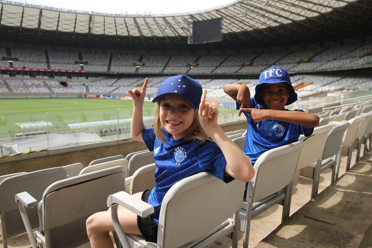 Al�cia Reis e Gabriel Henry, crian�as sempre presentes e marcantes na campanha do acesso do Cruzeiro
