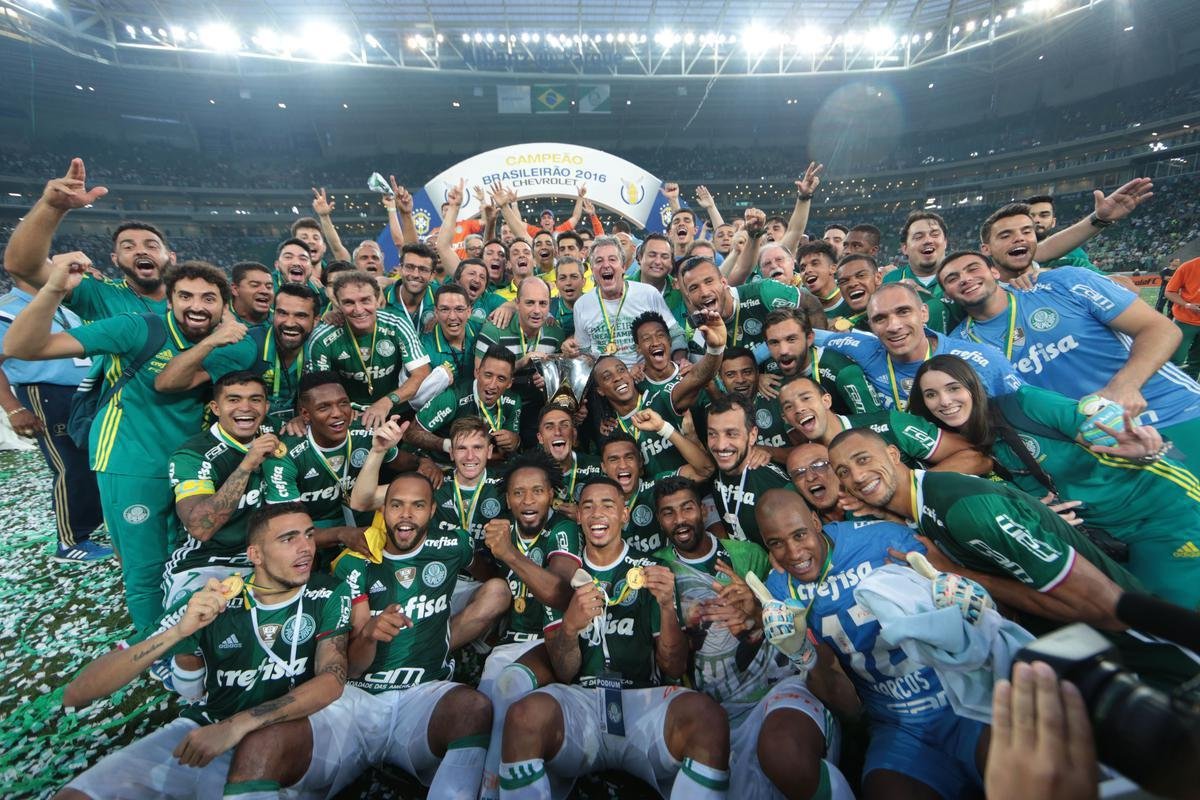 2016 - Palmeiras era o líder, com 46 pontos, três a mais que o Flamengo. Time paulista foi campeão, com 80 pontos.