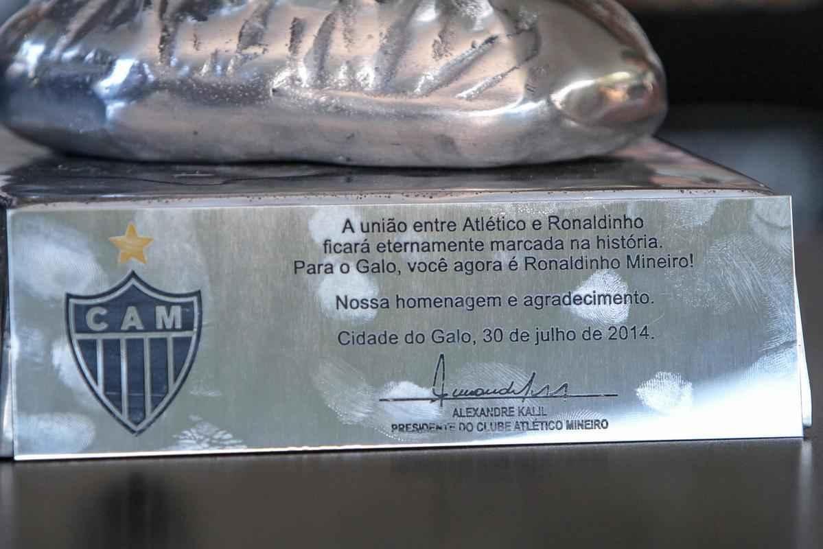 Ronaldinho Gacho se despediu dos jogadores e dos funcionrios do Atltico