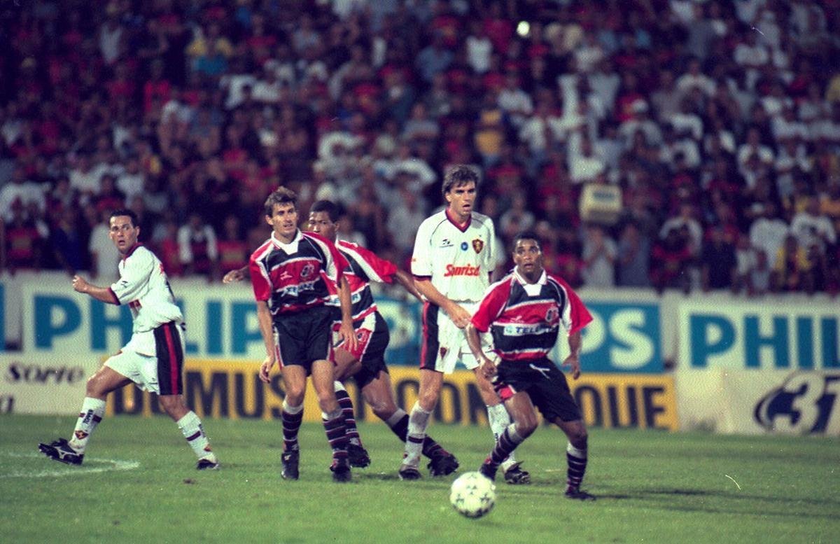 Camisa tricolor do Santa Cruz feita pela Finta usada pelo time na Copa João Havelange de 2000