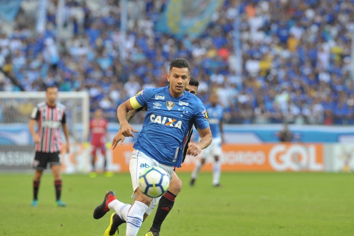 Henrique (volante) - capito do time desde 2016, o camisa 8 tem 50% dos direitos em posse do Cruzeiro.