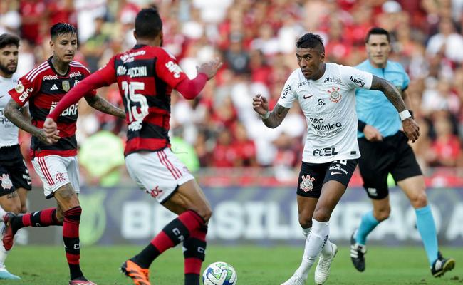 Paulinho em ação pelo Corinthians na derrota para o Flamengo