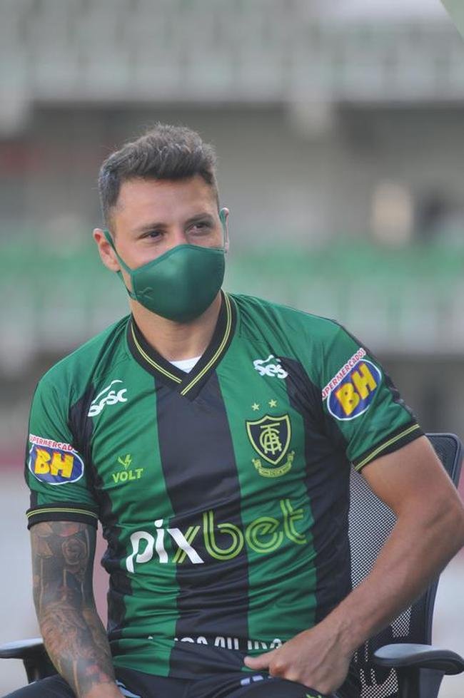 Mauro Zrate, atacante argentino de 34 anos, foi apresentado oficialmente pelo Amrica na tarde desta sexta-feira (3), no Estdio Independncia, em Belo Horizonte. Experiente, o atleta tem passagens por clubes como Fiorentina, Lazio e Inter de Milo, da Itlia, e tambm por Vlez Sarsfield e Boca Juniors, da Argentina.