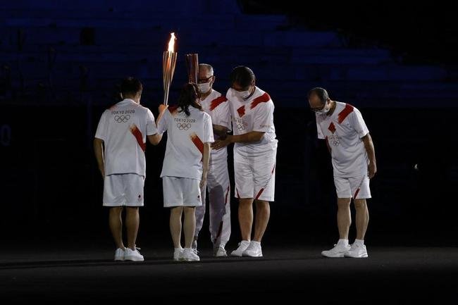 Acendimento da pira olmpica na cerimnia de abertura dos Jogos de Tquio