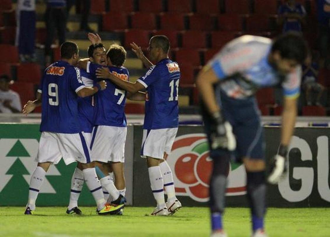 Fabrcio comemora gol marcado na goleada contra o Ava, pelo Brasileiro