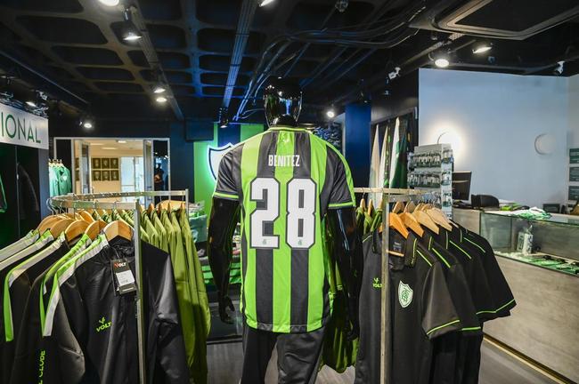 Reforço do Coelho, Benítez foi apresentado após sessão de fotos e autógrafos