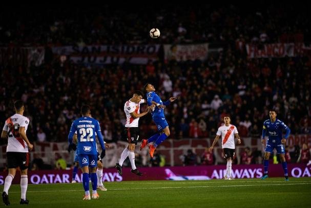 Fotos do primeiro tempo do duelo entre River Plate e Cruzeiro, no Monumental de Nez, em Buenos Aires, pela ida das oitavas de final da Copa Libertadores