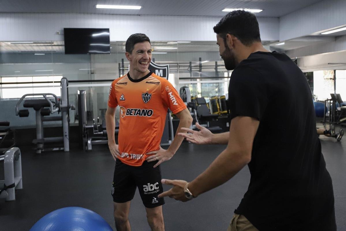 Diego Costa posa com as camisas 1 e 2 do Atltico, faz exames e atividades na academia da Cidade do Galo