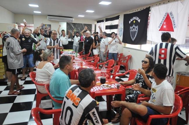 GaloCuia, nesse sbado (19), reuniu dezenas de atleticanos em 'concentrao' para a Supercopa do Brasil contra o Flamengo. As equipes se enfrentam no domingo, na Arena Pantanal, em busca do primeiro trofu da temporada 2022.