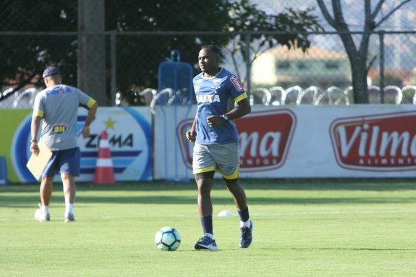 Atacante Sass trabalhou com elenco do Cruzeiro nesta tera-feira e foi apresentado como reforo