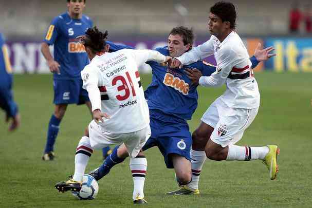 Estreia de Montillo pelo Cruzeiro aconteceu no dia 15/08/2010, contra o So Paulo, no Morumbi. jogo terminou empatado em 2 a 2.