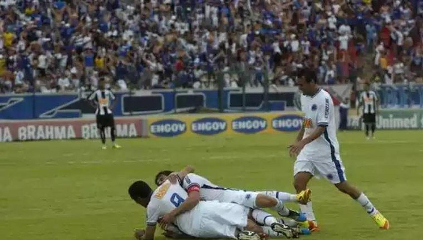 Naquela tarde de domingo na Arena do Jacar, em Sete Lagoas, o Cruzeiro goleou o Atltico por 6 a 1 cravando a maior goleada da Raposa em cima do Galo. De quebra, o time azul ainda escapou do rebaixamento para a Srie B 