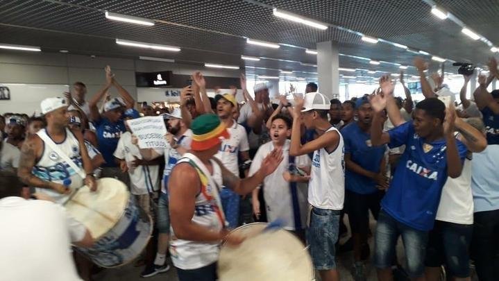 Torcida do Cruzeiro fez festa no Aeroporto de Confins na chegada de Rodriguinho a Belo Horizonte