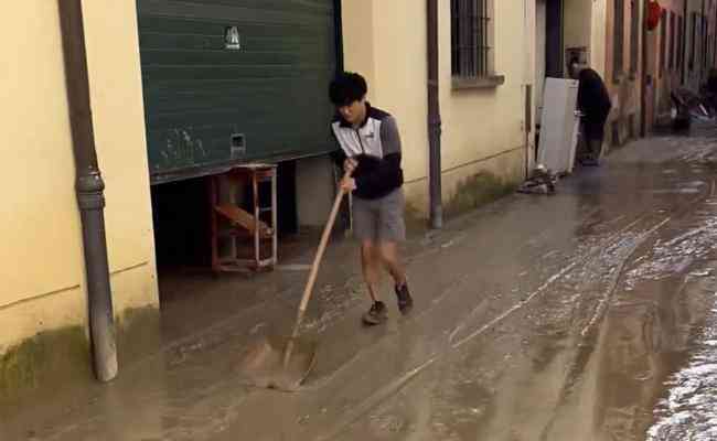 Tsunoda ajudando a limpar as ruas de Faenza, na Itlia, aps enchente