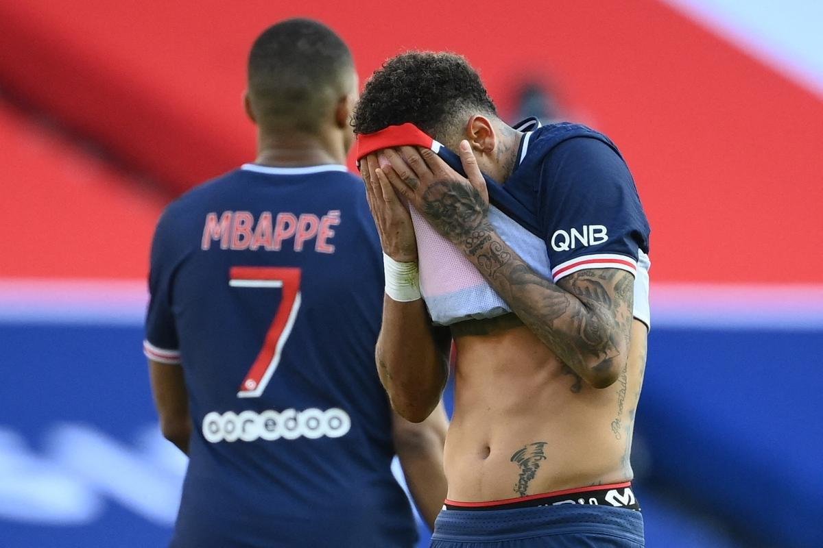 Neymar levou carto vermelho no final da derrota do PSG para o Lille, por 1 a 0, em Paris, ao dar um tranco no adversrio numa disputa de bola na lateral do campo. rbitro entendeu que ele usou fora desproporcional. O brasileiro j tinha carto amarelo e acabou sendo expulso.