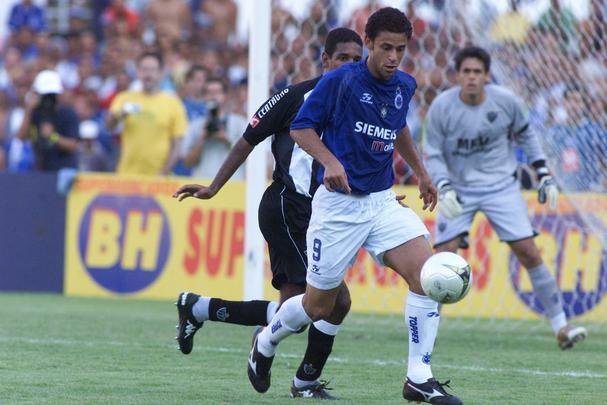 Fred em ação pelo Cruzeiro entre 2004 e 2005
