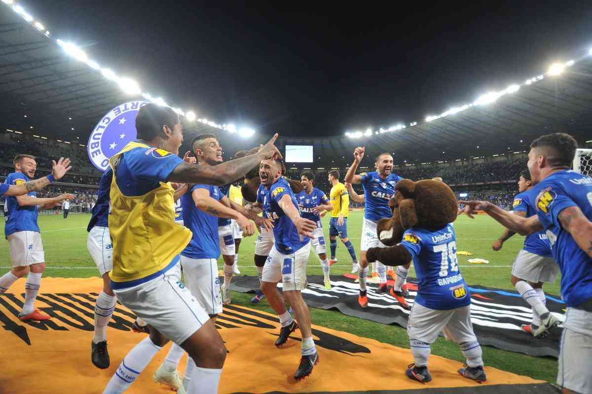 Depois da classificao diante do Palmeiras, jogadores e torcida do Cruzeiro festejaram no Mineiro a passagem  final da Copa do Brasil
