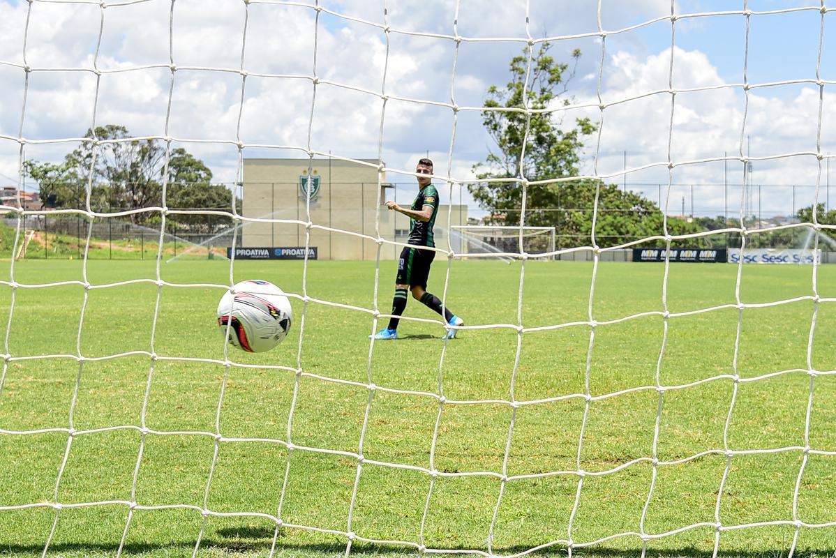 Meia-atacante Índio Ramírez sendo apresentado como novo reforço do América para 2022