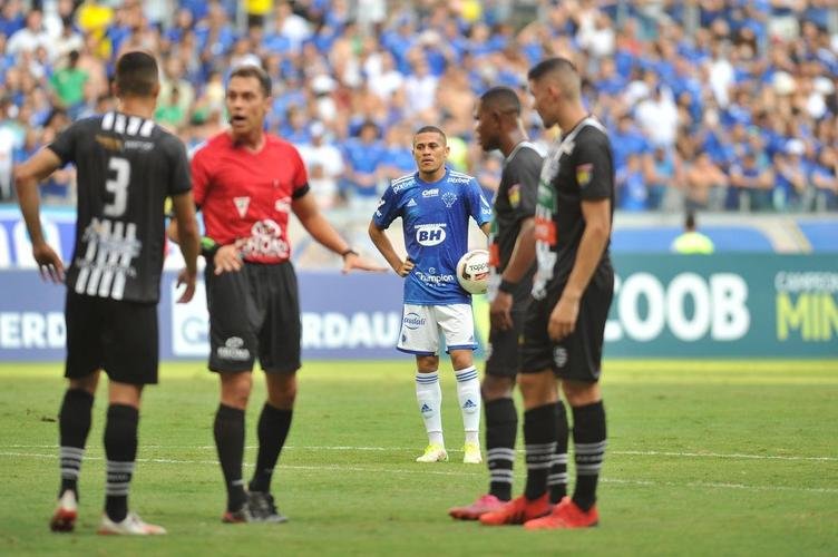 Joo Paulo marcou o primeiro gol do Cruzeiro, em cobrana de pnalti: 1 a 0