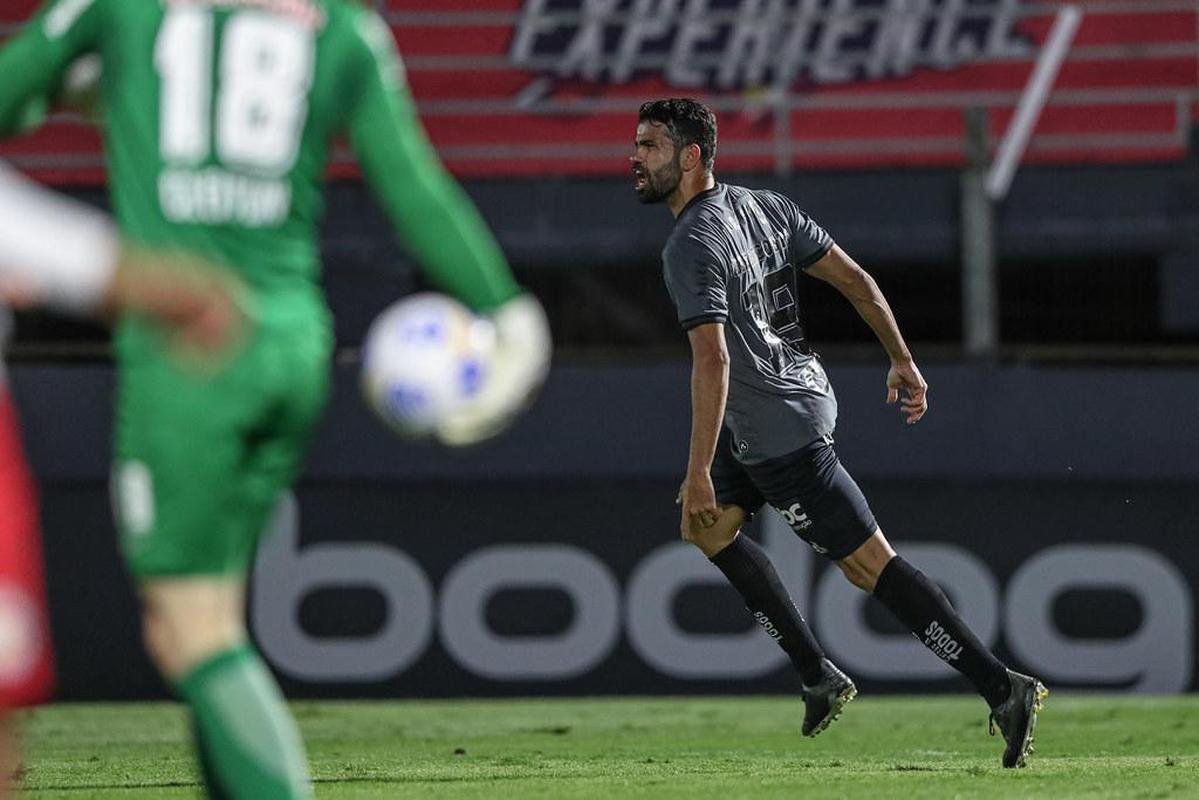 Diego Costa - Destaque de grandes clubes europeus como Atltico de Madrid e Chelsea, Diego Costa chegou ao Galo em agosto de 2021 e ficou at o fim da temporada. Tempo suficiente para conquistar Campeonato Brasileiro e Copa do Brasil. Na estreia, ele foi o responsvel por marcar o gol de empate do Alvinegro contra o Bragantino, fora de casa. 