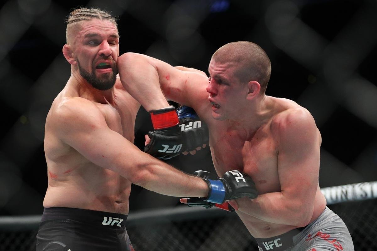 Chris Gruetzemacher venceu Joe Lauzon por nocaute tcnico ao final do 2 round;