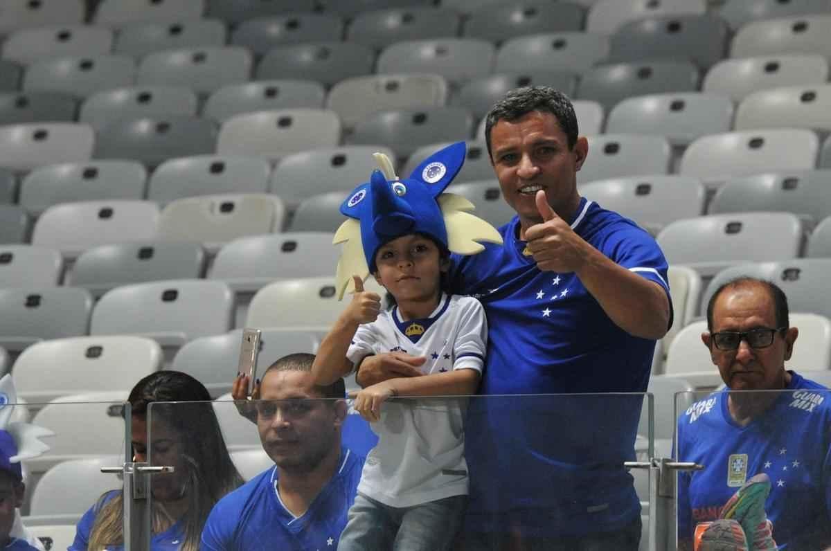 Imagens da torcida e da partida entre Cruzeiro e Santos, no Mineiro