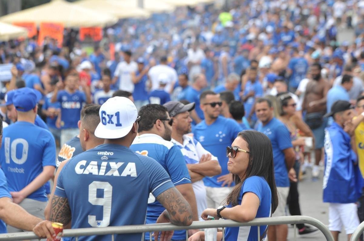 Fotos da torcida do Cruzeiro no primeiro clssico da final do Mineiro, contra o Atltico, no Mineiro