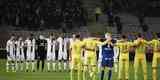 Nantes e Lyon durante minuto de silncio em homenagem  Chape durante jogo pelo Francs