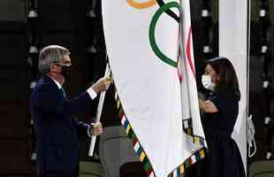 Tquio passa o basto a Paris, prxima sede dos Jogos Olmpicos. Na foto, o presidente do COI, Thomas Bach, e a prefeita da capital francesa, Anne Hidalgo 