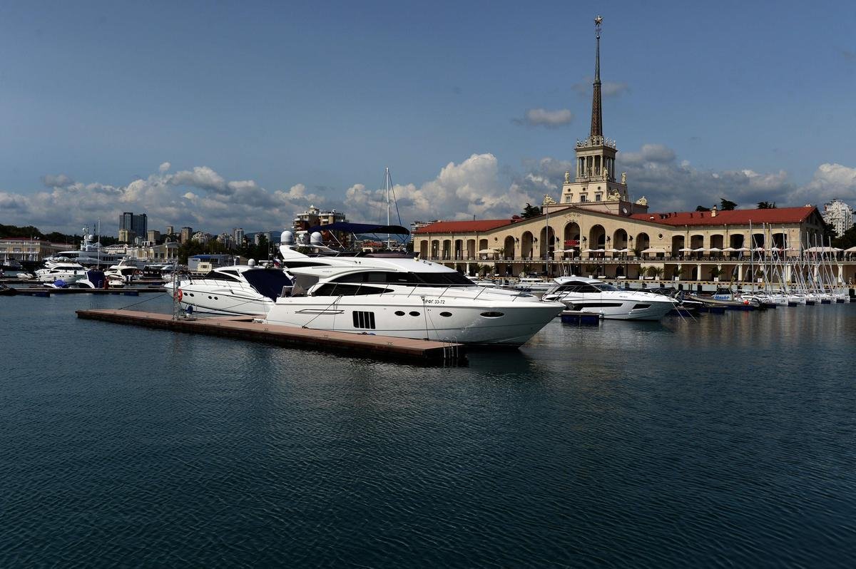 Sochi - Na rea do Mar Negro, ao Sul, tem um dos climas mais amenos do pas. Para alm do legado dos Jogos de Inverno,  no vero que recebe milhares de turistas. Caminhadas pela regio do Cucaso, rafting, voo livre, mergulho e snowboard so destaques da Riviera Russa. H ainda atraes como seu jardim botnico e o minimuseu na antiga casa de campo de Stalin.