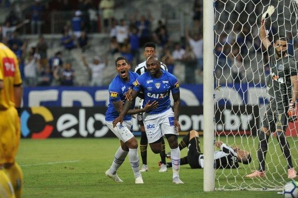 Em jogo com grande atuao do goleiro Fbio, Cruzeiro derrotou Santos de virada, por 2 a 1, com gols de Sass e Raniel; Gabriel Barbosa marcou para o Peixe, no Mineiro, pela 26 rodada do Brasileiro