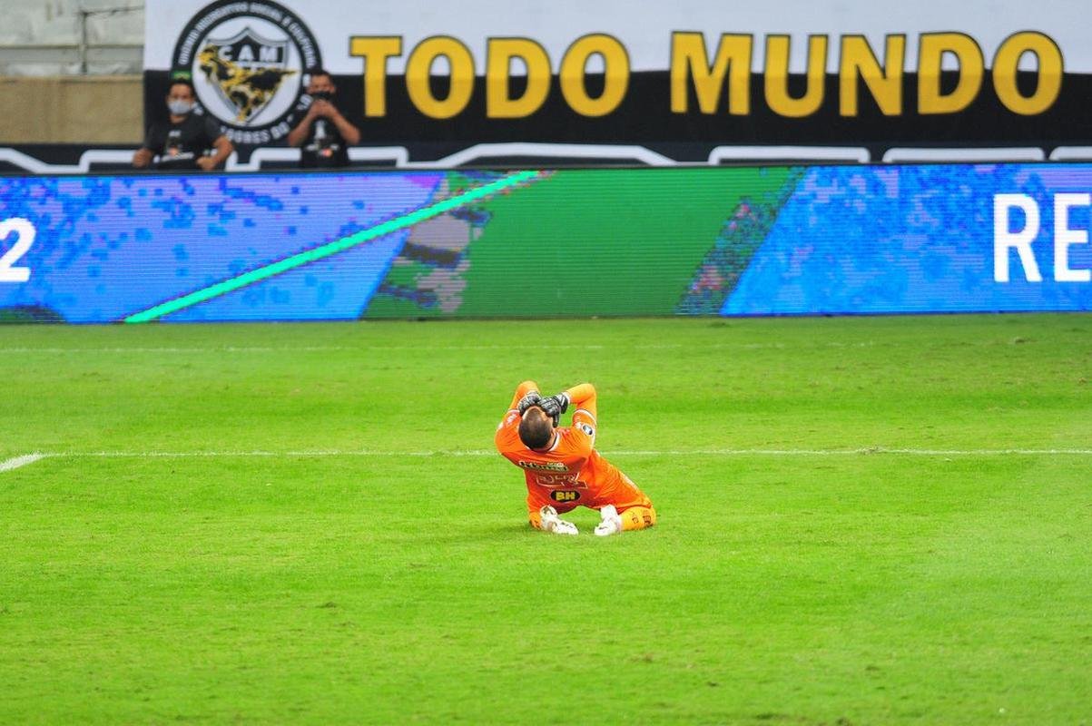 Goleiro Everson, do Atltico, foi heri na deciso por pnaltis contra o Boca Juniors ao defender duas cobranas e ao marcar o gol da classificao: 3 a 1 nas batidas alternadas aps 0 a 0 no tempo normal, no Mineiro.