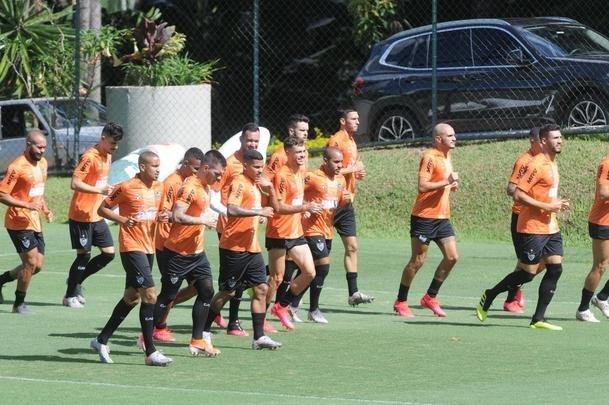 Treino do Atltico nesta segunda-feira, na Cidade do Galo, contou com a volta do meia  Juan Cazares. Direo no chegou a acordo para vend-lo a clube saudita. Tcnico Rafael Dudamel relacionou 23 jogadores para a viagem a Santa Fe, local da estreia na Sul-Americana, quinta-feira, contra o Unin-ARG. Jogador equatoriano ficou fora da lista.
