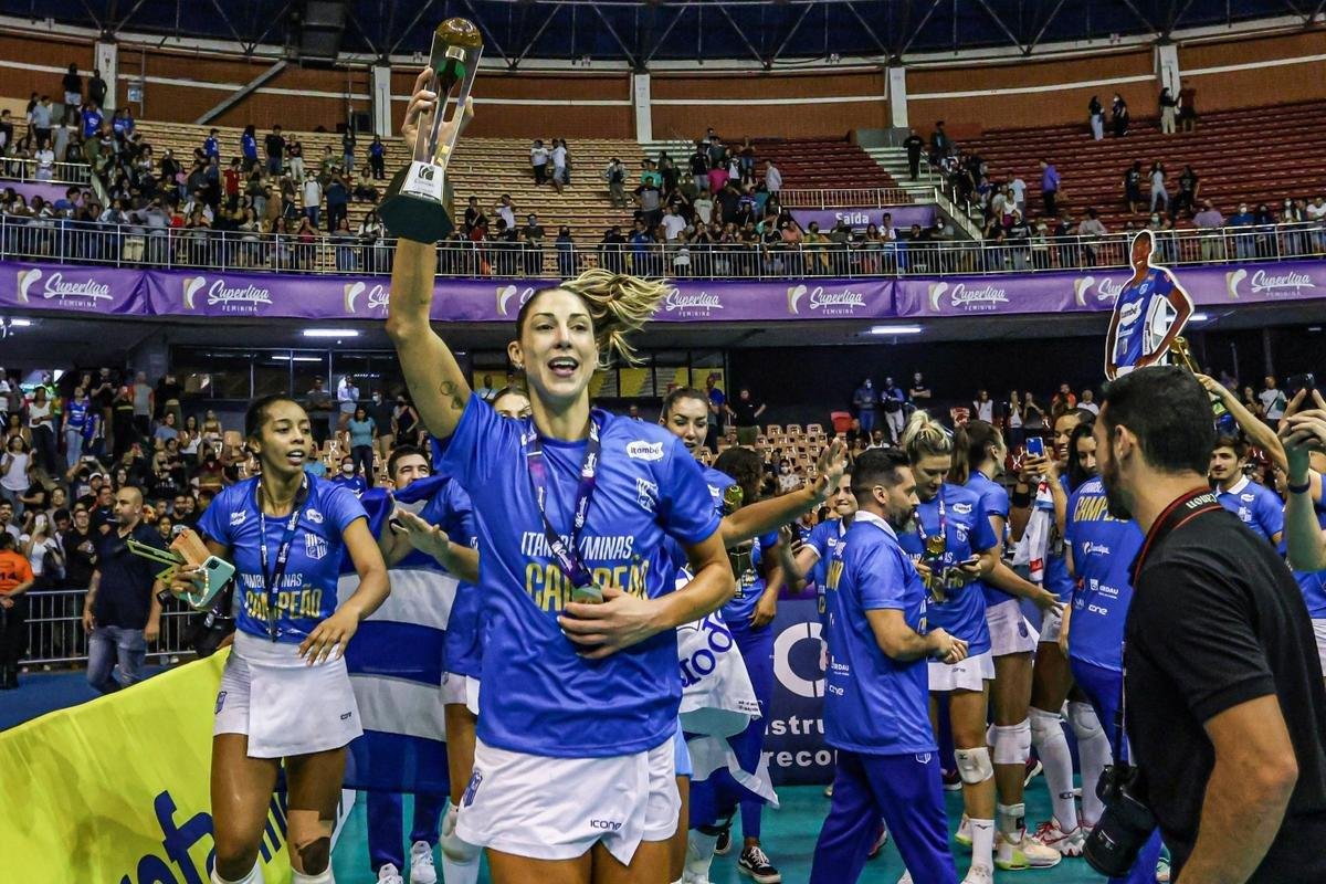 Capit do Minas, Carol Gattaz levanta mais uma taa da Superliga